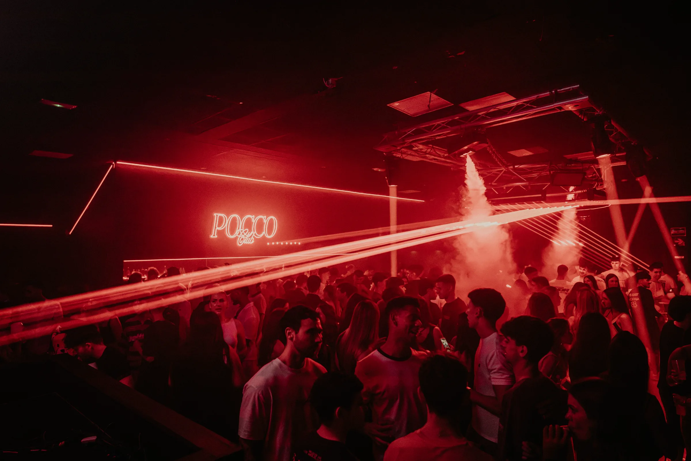 Pista de baile de POCCO Club iluminada con láser rojo y humo