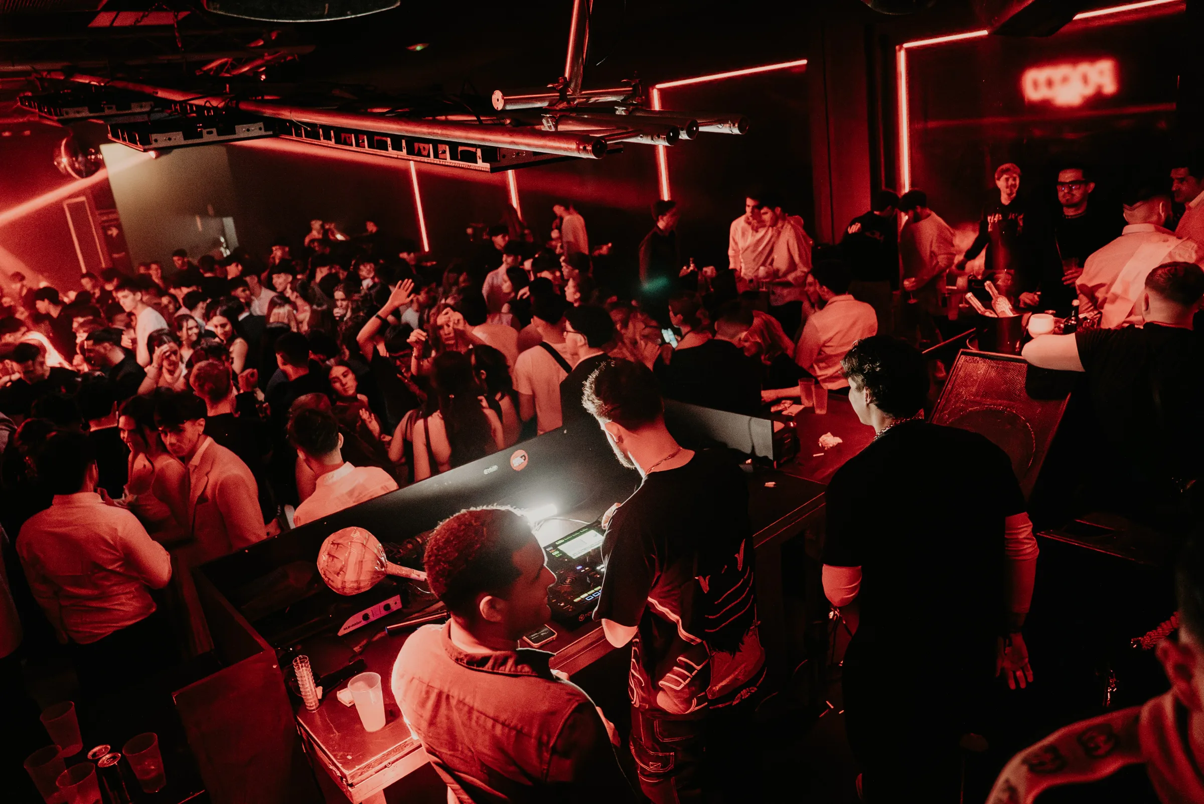 Público disfrutando de la noche en POCCO Club, Alzira