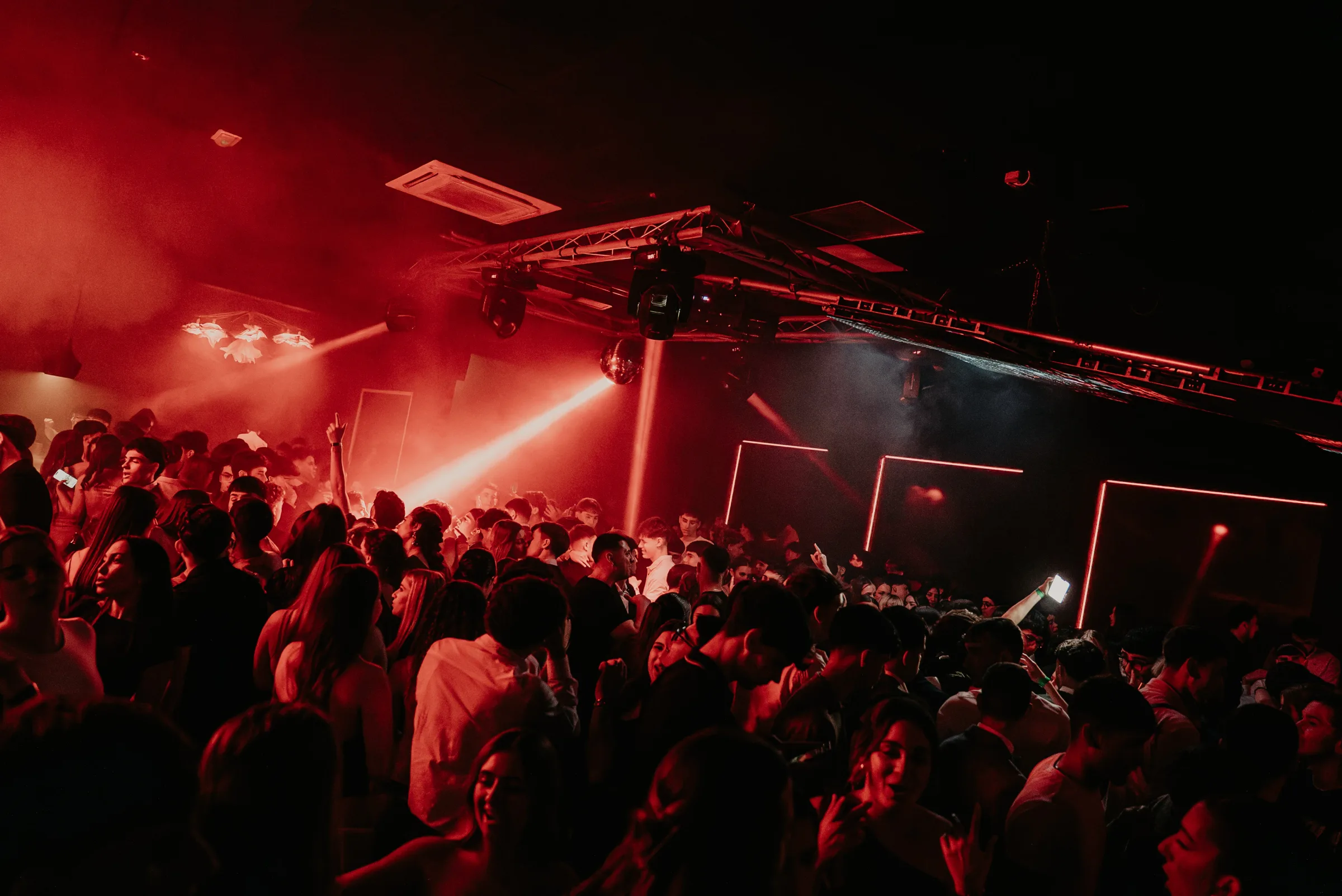 Juegos de luces y láser sobre la pista de POCCO Club